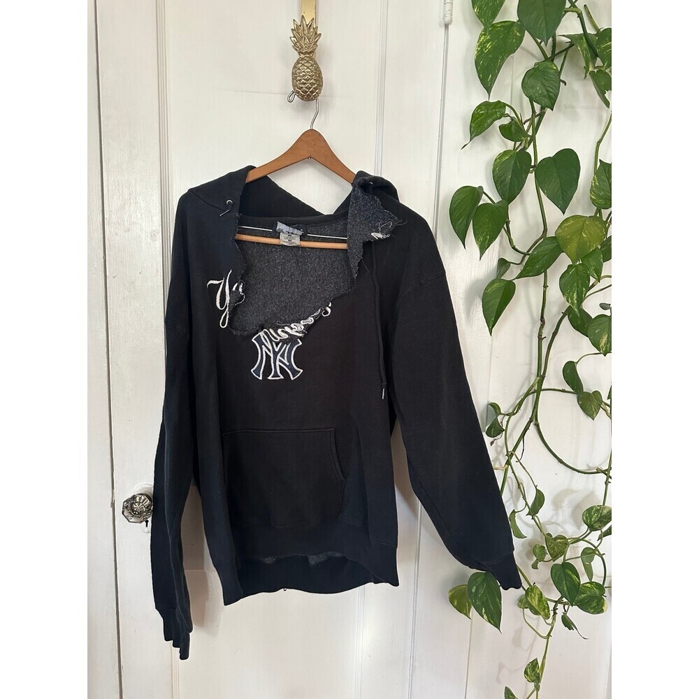 Adidas men’s size extra large New York Yankees sweater damage